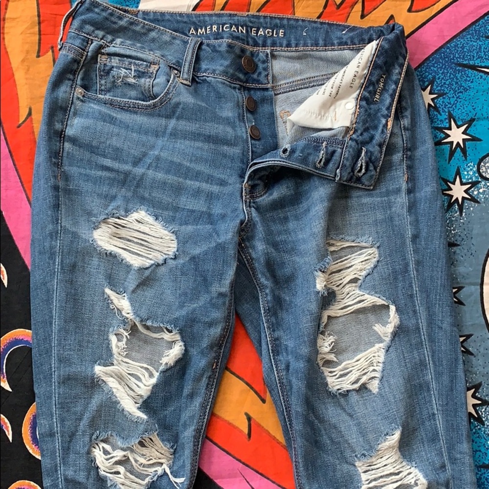 AE Medium Wash Tomgirl Jeans